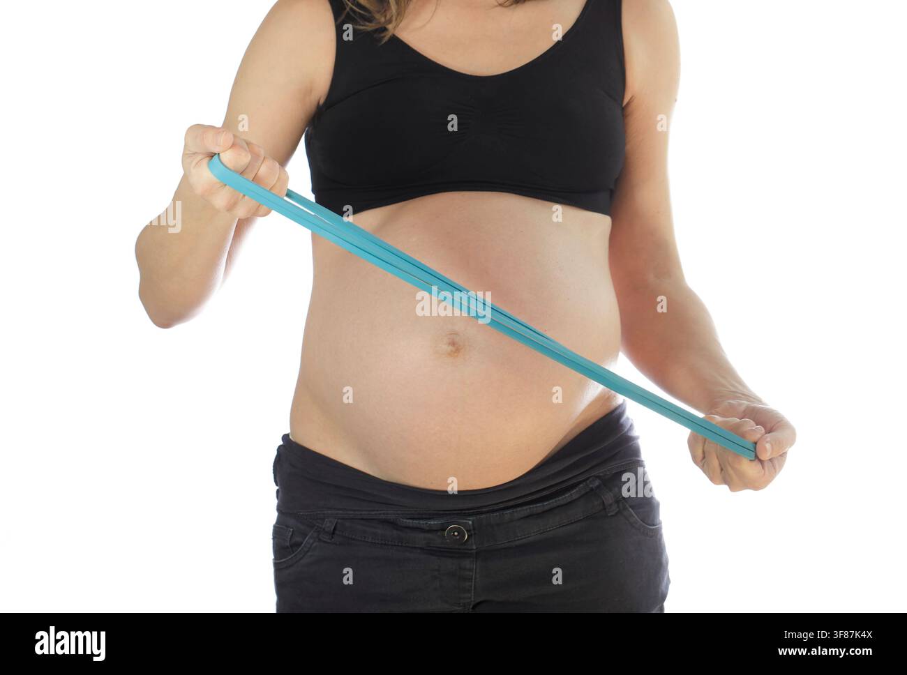 Femme enceinte faisant un exercice de renforcement avec un élastique Banque D'Images