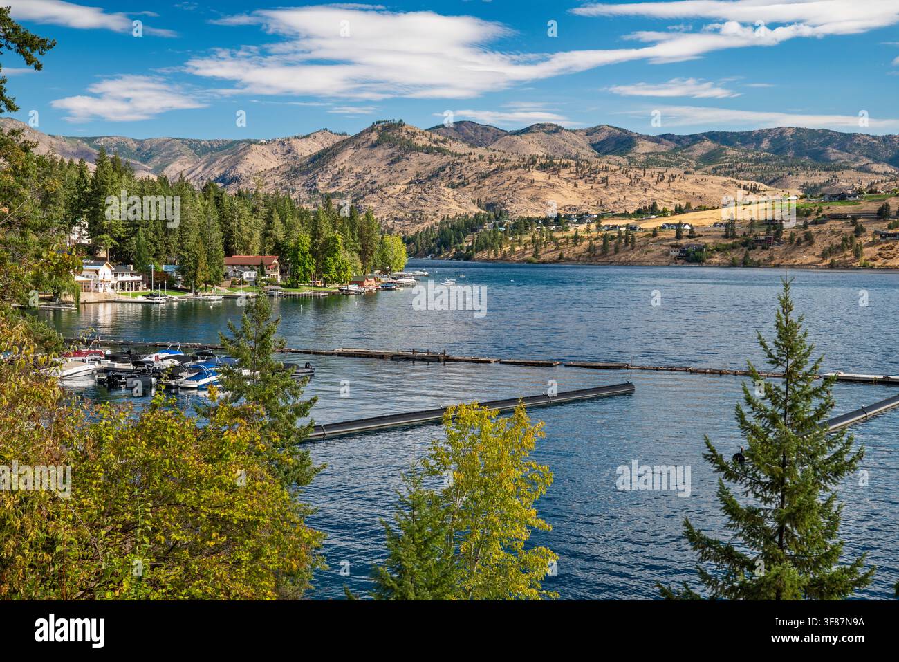 Maisons et jetées au lac Chelan, vue depuis la South Lakeshore Road, Cascades du Nord, État de Washington, États-Unis Banque D'Images
