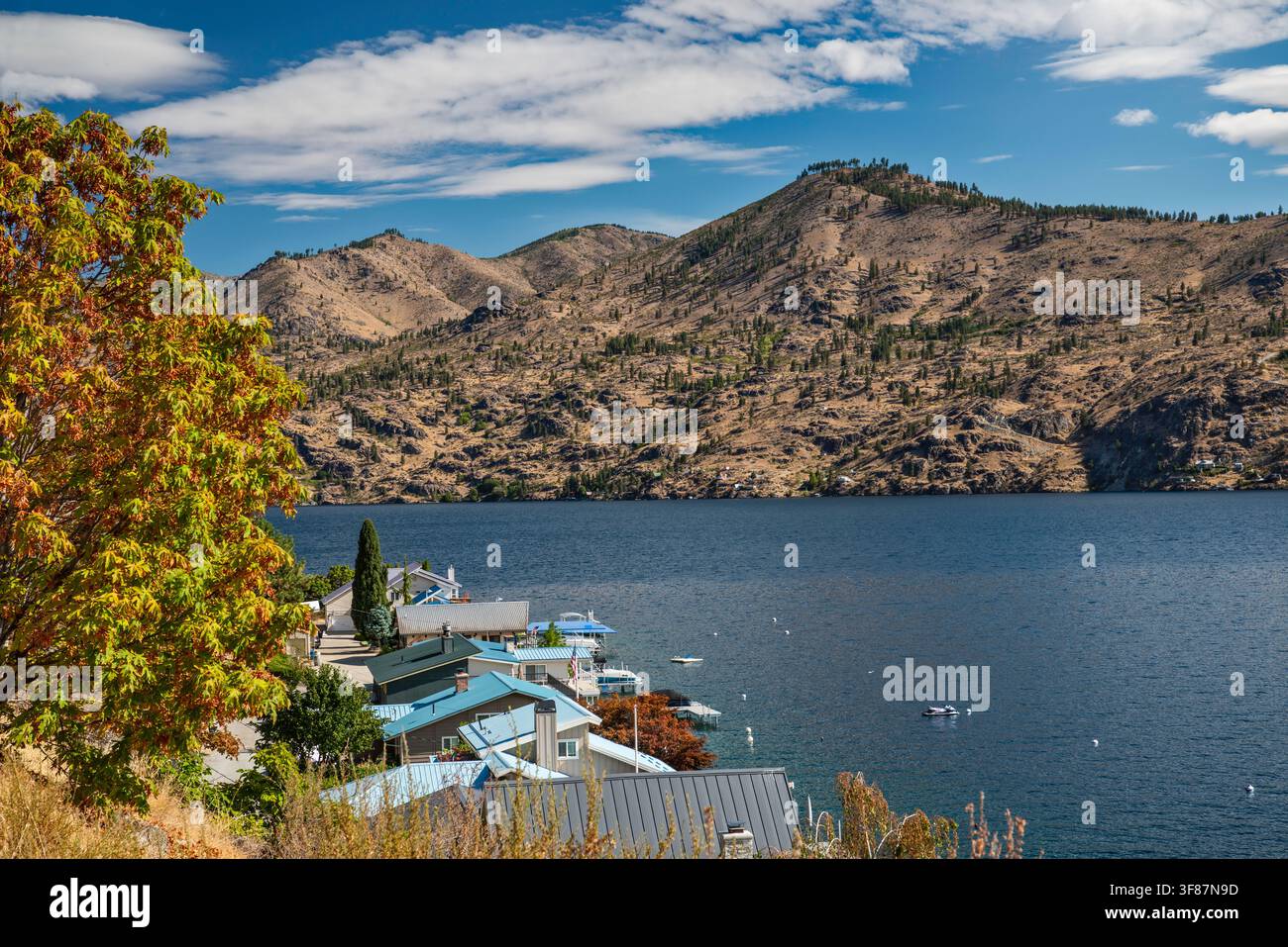 Maisons au lac Chelan, vue depuis la South Lakeshore Road, Cascades du Nord, État de Washington, États-Unis Banque D'Images