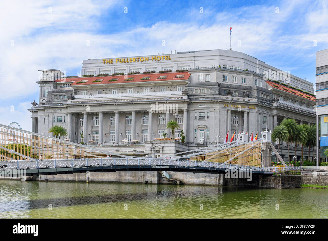 L’hôtel Fullerton et le pont Cavenagh au-dessus de la rivière de Singapour, place Fullerton, Singapour Banque D'Images