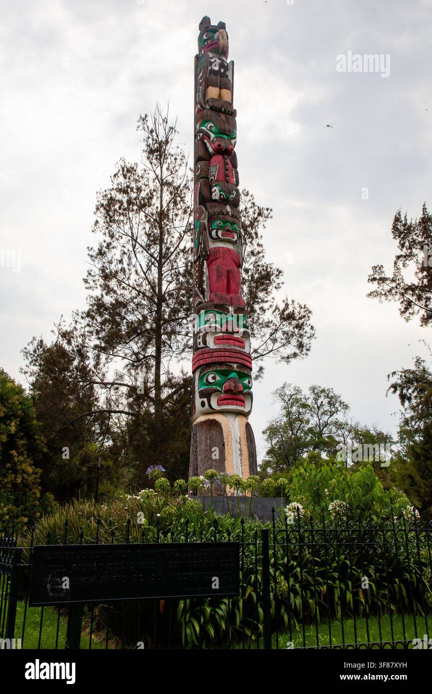 Le Totem canadien à Mexico City est une sculpture en cèdre rouge de 11 mètres (37 pieds) située dans la première section du parc Chapultepec Banque D'Images