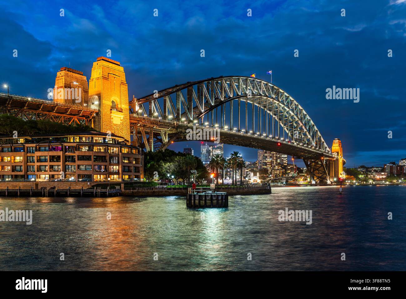 Sydney, Nouvelle-Galles du Sud, Australie : Vue au crépuscule du pont du port de Sydney ; Port Jackson Bay Harbour ; attraction touristique à l'heure bleue Banque D'Images