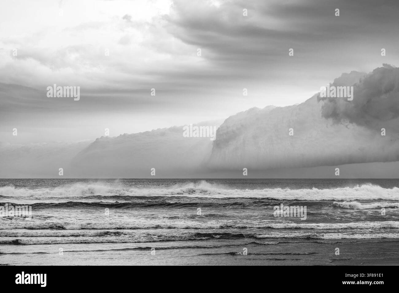 Tempête nuageuse au-dessus des vagues de la mer à Allans Beach, Otago, Île du Sud, Nouvelle-Zélande Banque D'Images