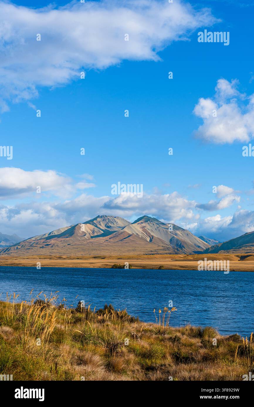 Paysage du lac Clearwater sur l'île du Sud de la Nouvelle-Zélande ; belle vue du lac et des montagnes sur un fond de nuages blancs dramatiques Banque D'Images