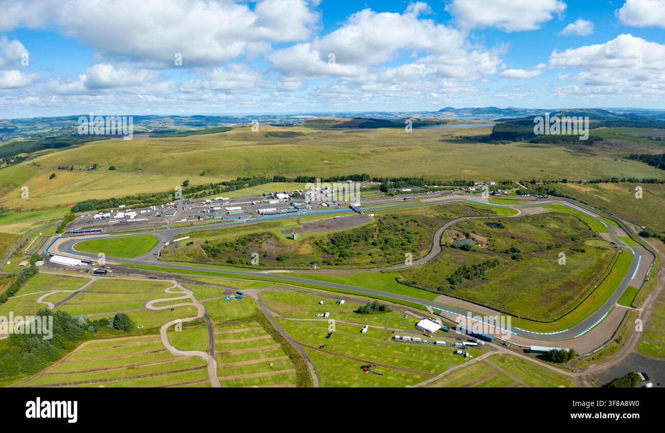 Vue aérienne par drone du circuit de Knockhill, le centre national écossais de sport automobile pour les expériences de conduite à Dunfermline, Fife, Écosse, Royaume-Uni Banque D'Images