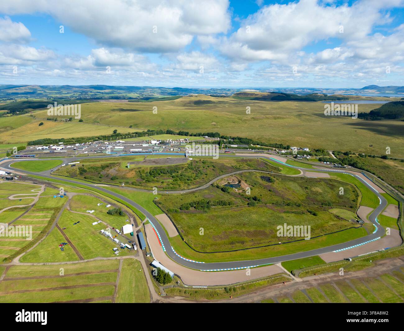 Vue aérienne par drone du circuit de Knockhill, le centre national écossais de sport automobile pour les expériences de conduite à Dunfermline, Fife, Écosse, Royaume-Uni Banque D'Images