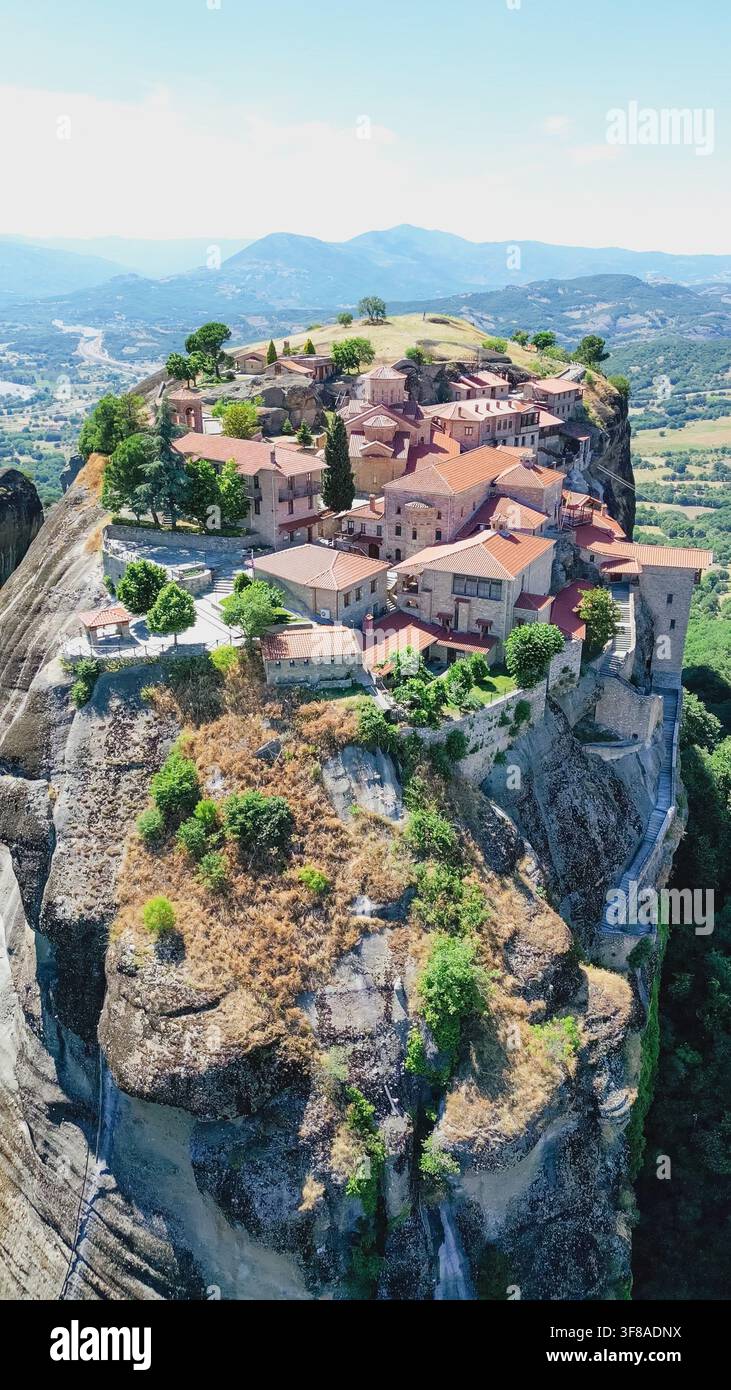 Vue aérienne verticale par drone du monastère de la Sainte Trinité perché sur un pic rocheux dramatique sous un ciel bleu dans le site emblématique de Météores près de Kalambaka en Thessalie Gr Banque D'Images