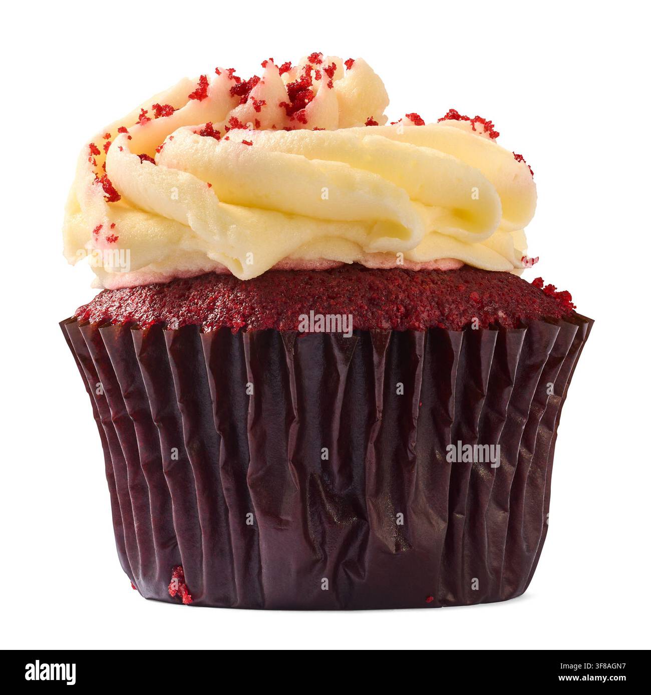 Cupcake rouge velours isolé sur fond blanc, glaçage au fromage frais blanc et vermicelles rouges dessert sucré cuit au four, vue de côté en gros plan Banque D'Images