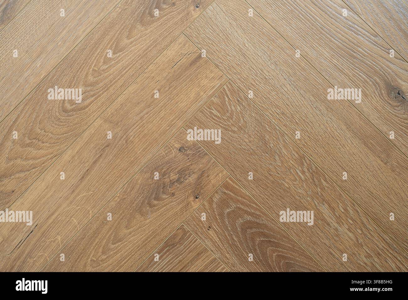 Texture naturelle en stratifié de bois brun arrangée en style à damier. Photo d’archive parfaite pour les catalogues de revêtements de sol domestiques, les textures en bois, les parquets Banque D'Images