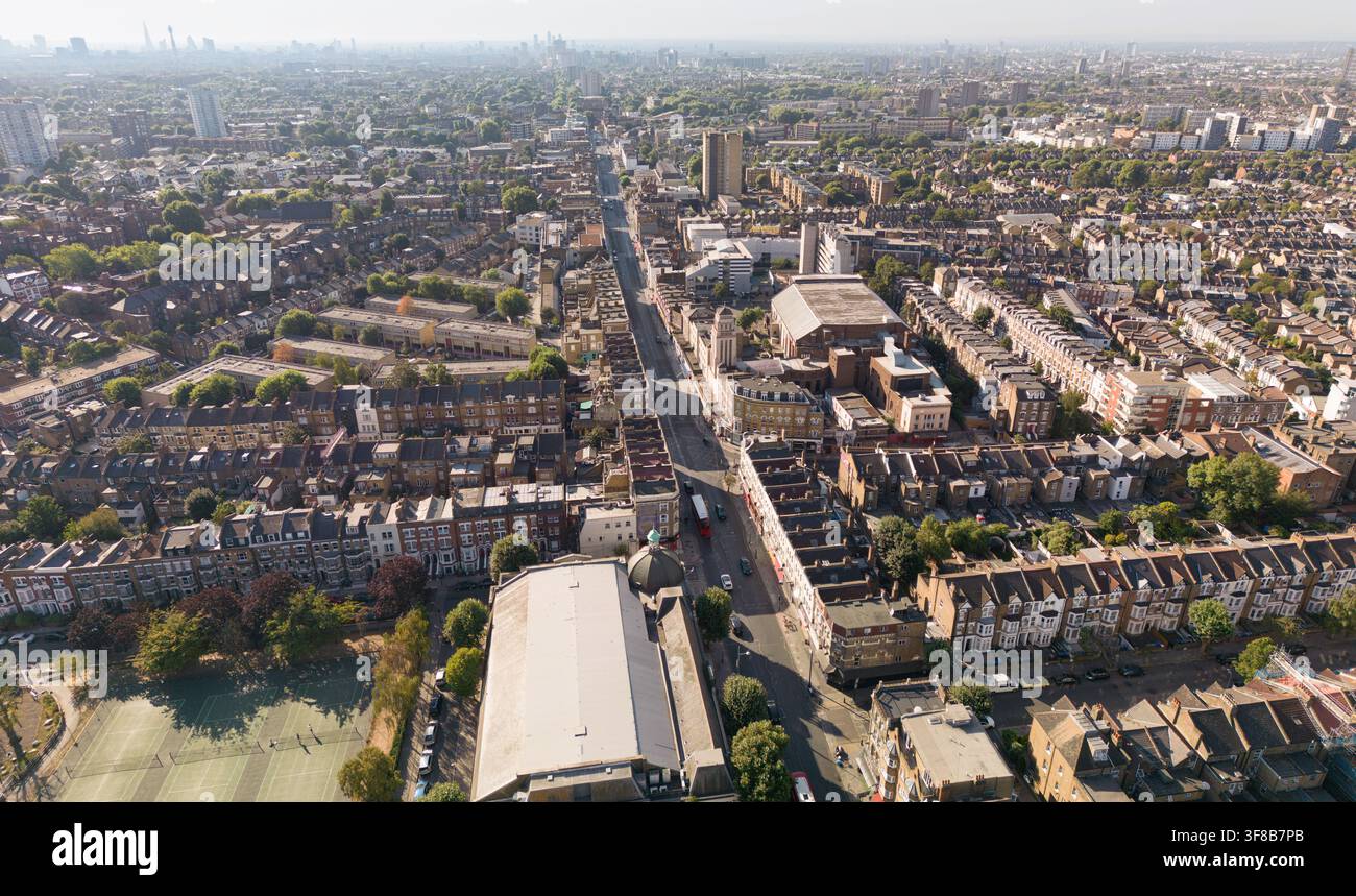 Une vue aérienne de Mare Street à Hackney, Londres, mettant en évidence le théâtre historique Hackney Empire et l'église St. John at Hackney. Banque D'Images
