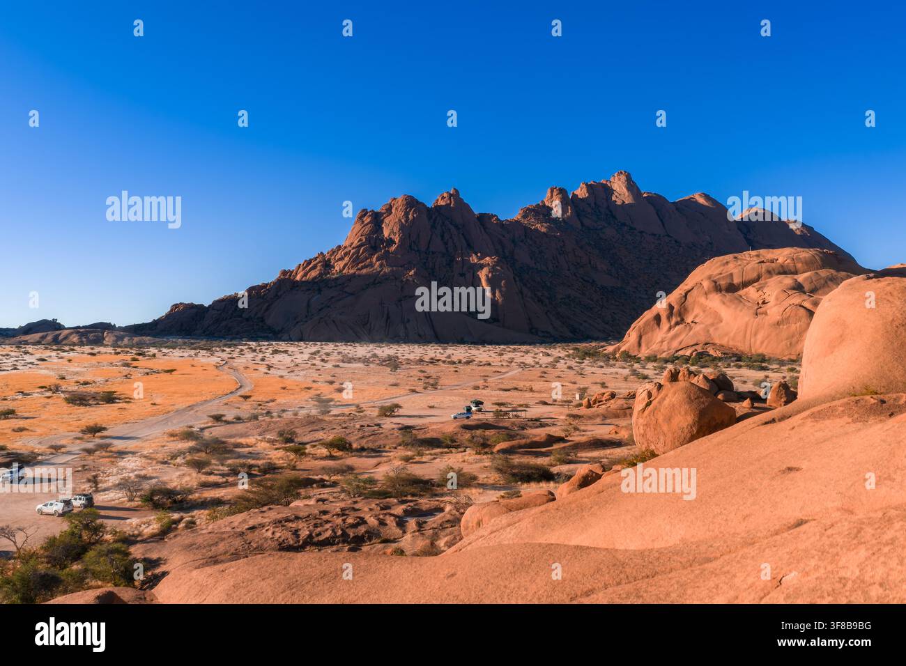 Les pics de granit de Spitzkoppe s'élevant au-dessus des plaines désertiques de Namibie Banque D'Images