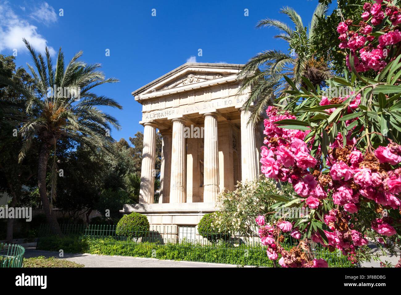 Le monument néoclassique à Sir Alexander Ball s’élève à travers des oleanders en fleurs dans les jardins Lower Barrakka de La Valette Banque D'Images