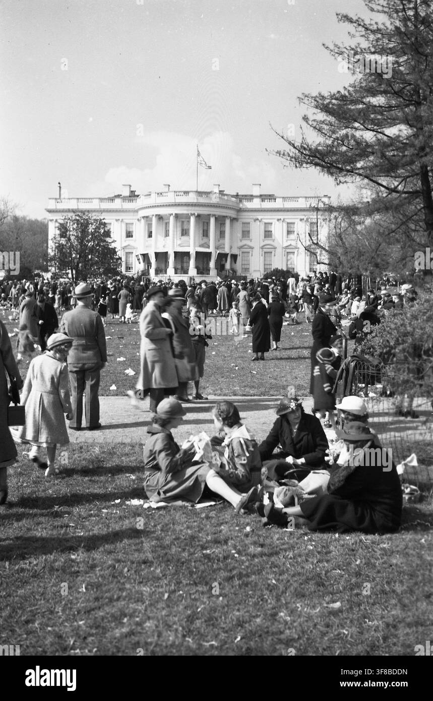 La course aux œufs de Pâques sur la pelouse de la Maison Blanche, un événement traditionnel américain, tel que relaté dans The American Guide, une publication de la Work Projects Administration. Banque D'Images