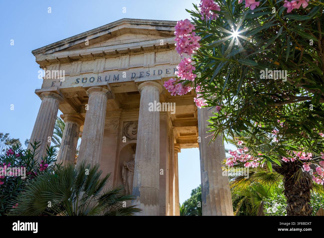 Le monument néoclassique à Sir Alexander Ball s’élève à travers des oleanders en fleurs dans les jardins Lower Barrakka de La Valette Banque D'Images