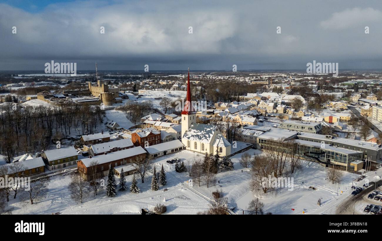Vue aérienne du château de Rakvere et de l'église de la Sainte-Trinité entourés de toits et d'arbres enneigés en hiver à Rakvere, comté de Laane-Viru Banque D'Images