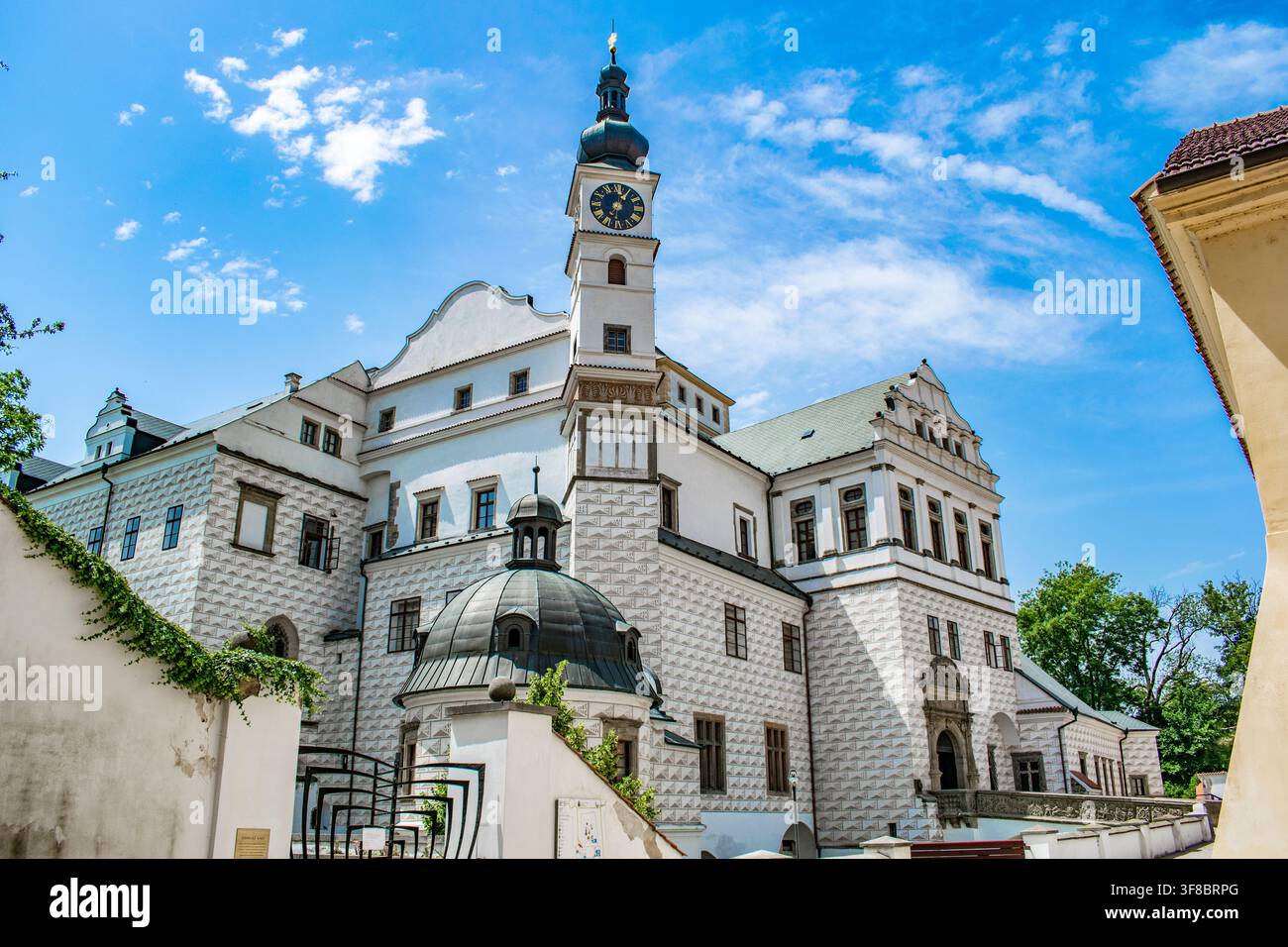 Façade de château décorée de sgraffito de la Renaissance avec une tour d'horloge à Pardubice Banque D'Images
