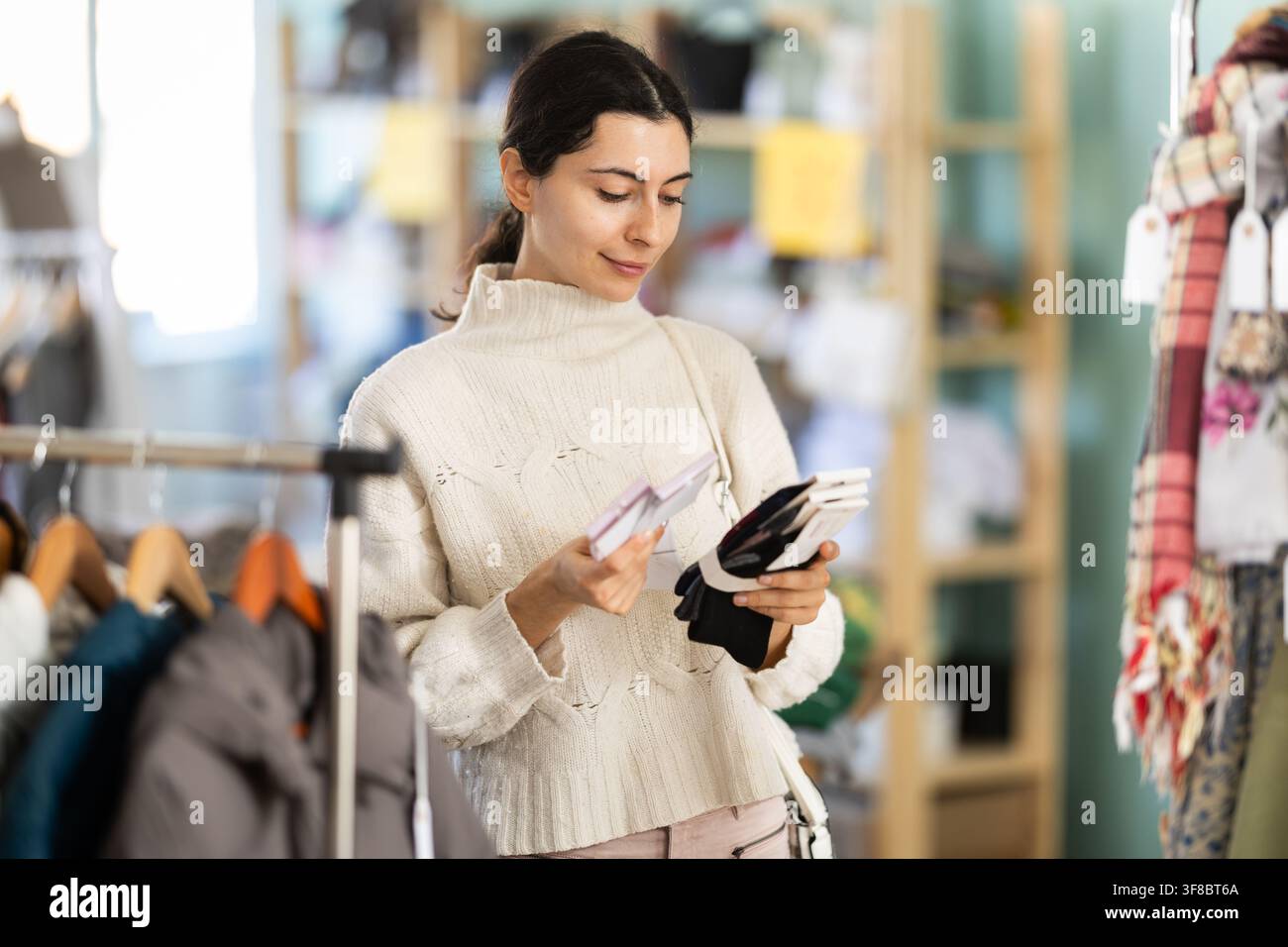 Fille choisit des chaussettes chaudes pour l'hiver dans le magasin de vêtements Banque D'Images