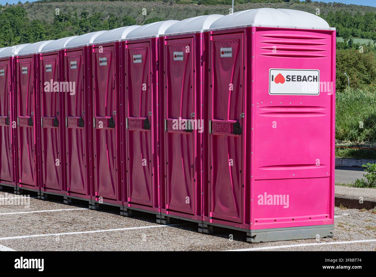 Les toilettes bio Sebach sont installées sur un parking en asphalte pour offrir un confort sanitaire technologique et une commodité aux visiteurs d'un événement public. Banque D'Images