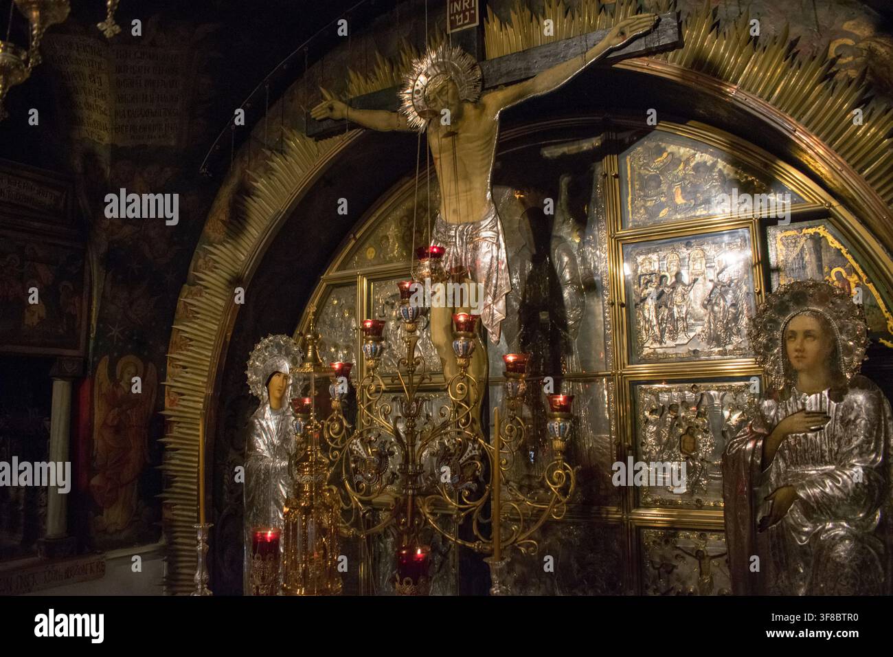 Croix ornée et icônes religieuses exposées à l'intérieur de l'Église du Saint-Sépulcre à Jérusalem Banque D'Images