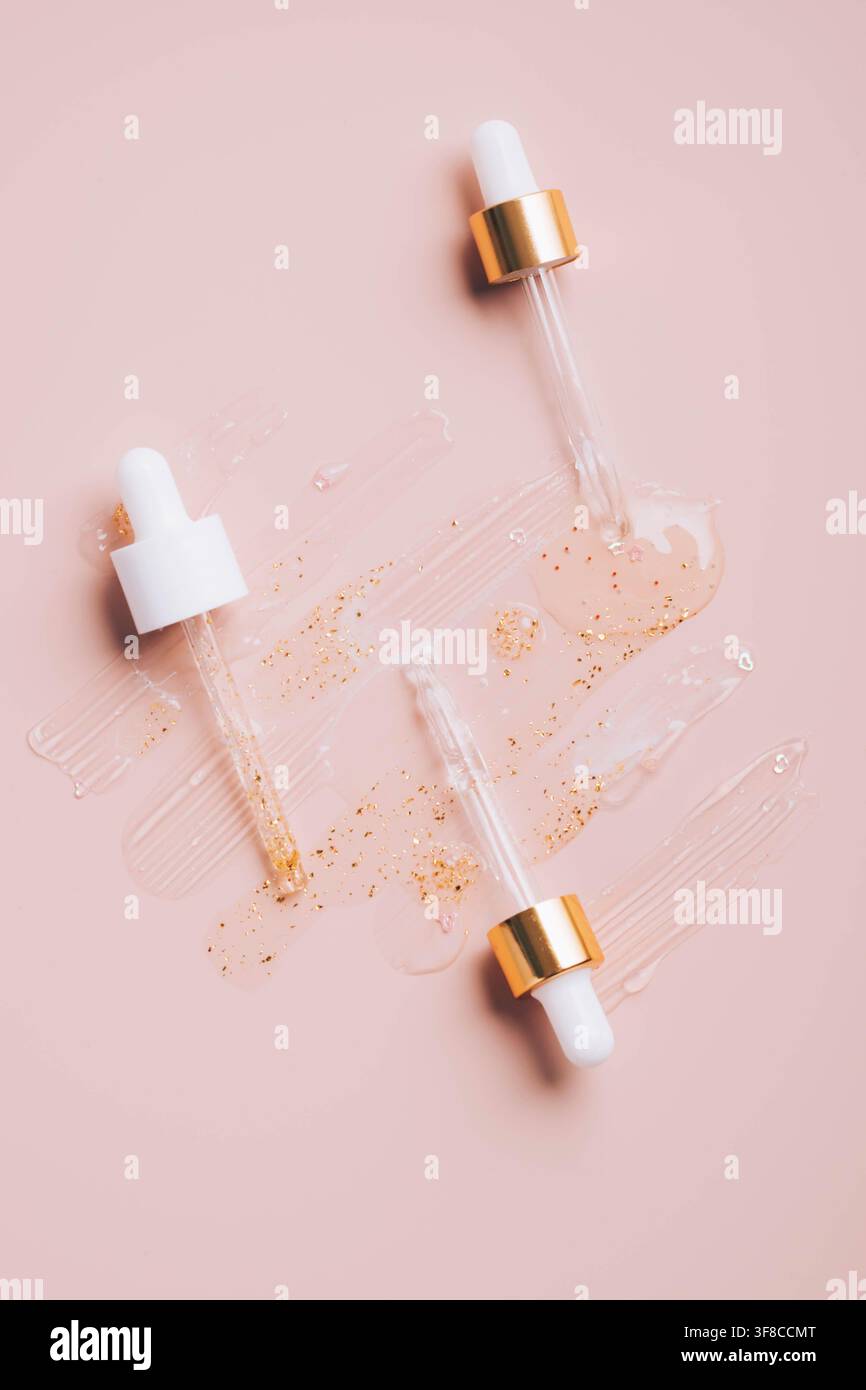 Pipette avec produit cosmétique, gouttes et taches, texture cosmétique, sérum, masque en crème, gel, hyalurone Banque D'Images