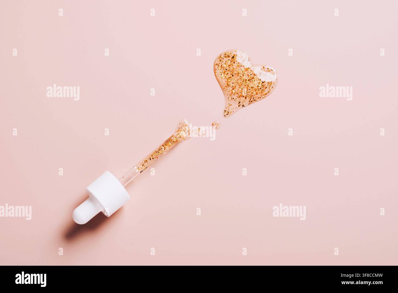 Pipette de sérum et goutte avec particules d'or, gel en forme de cœur, masque en crème, gel, hyaluron Banque D'Images