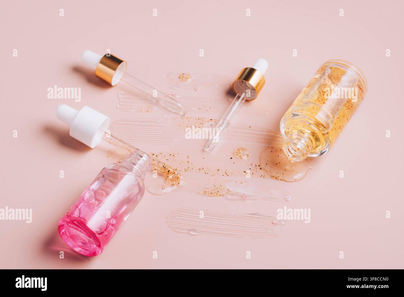 Produit cosmétique dans une bouteille avec une pipette, gouttes et taches, sérum, masque crème, gel, hyalurone Banque D'Images