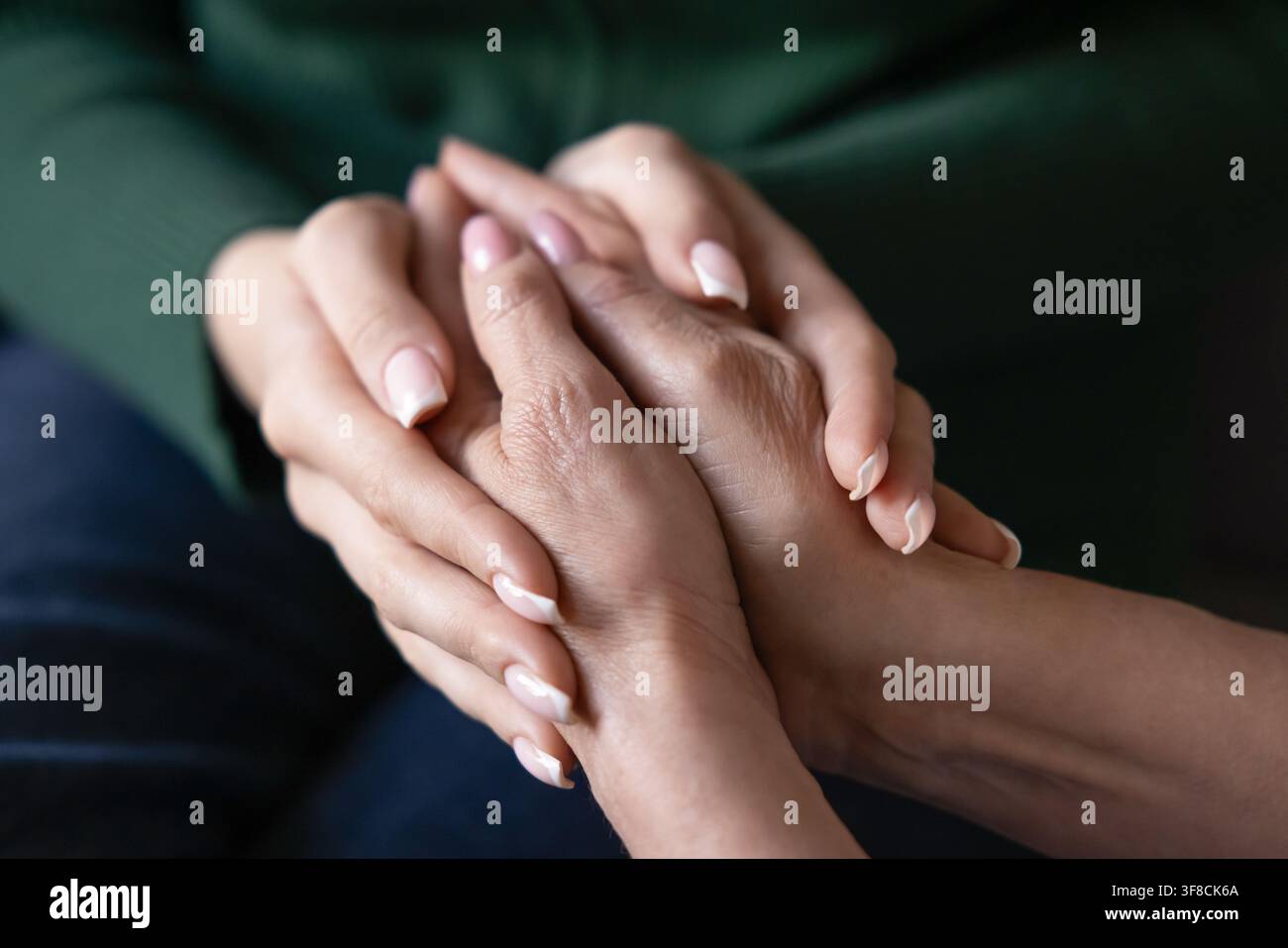 Gros plan de deux femmes se tenant la main, montrant du soutien ou de la compassion Banque D'Images