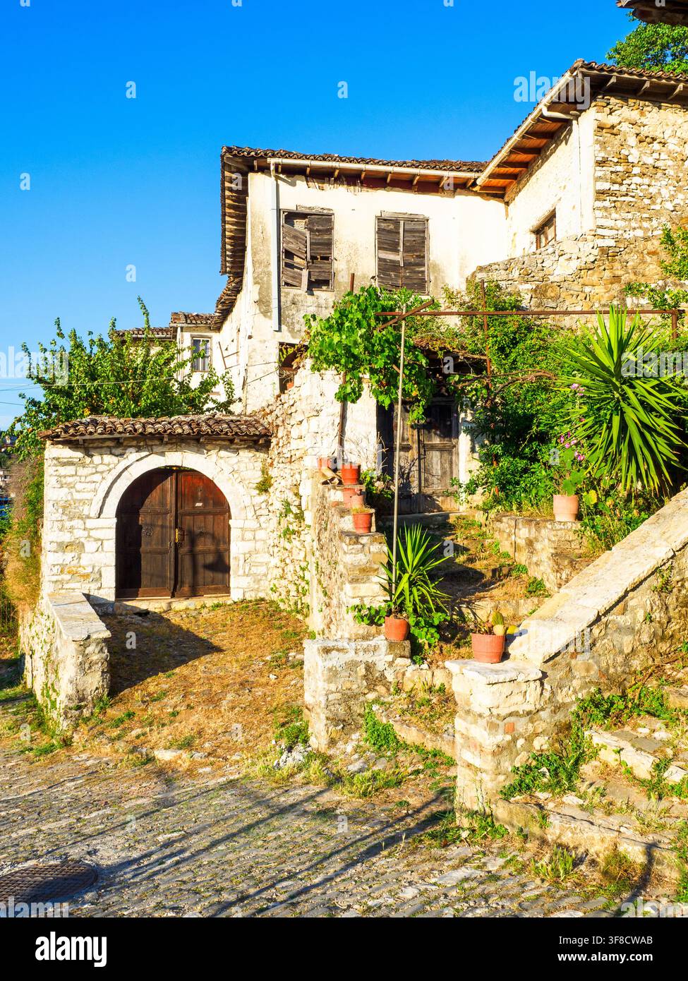 Maisons en pierre dans le quartier ancien de Mangalem - Berat, Albanie Banque D'Images