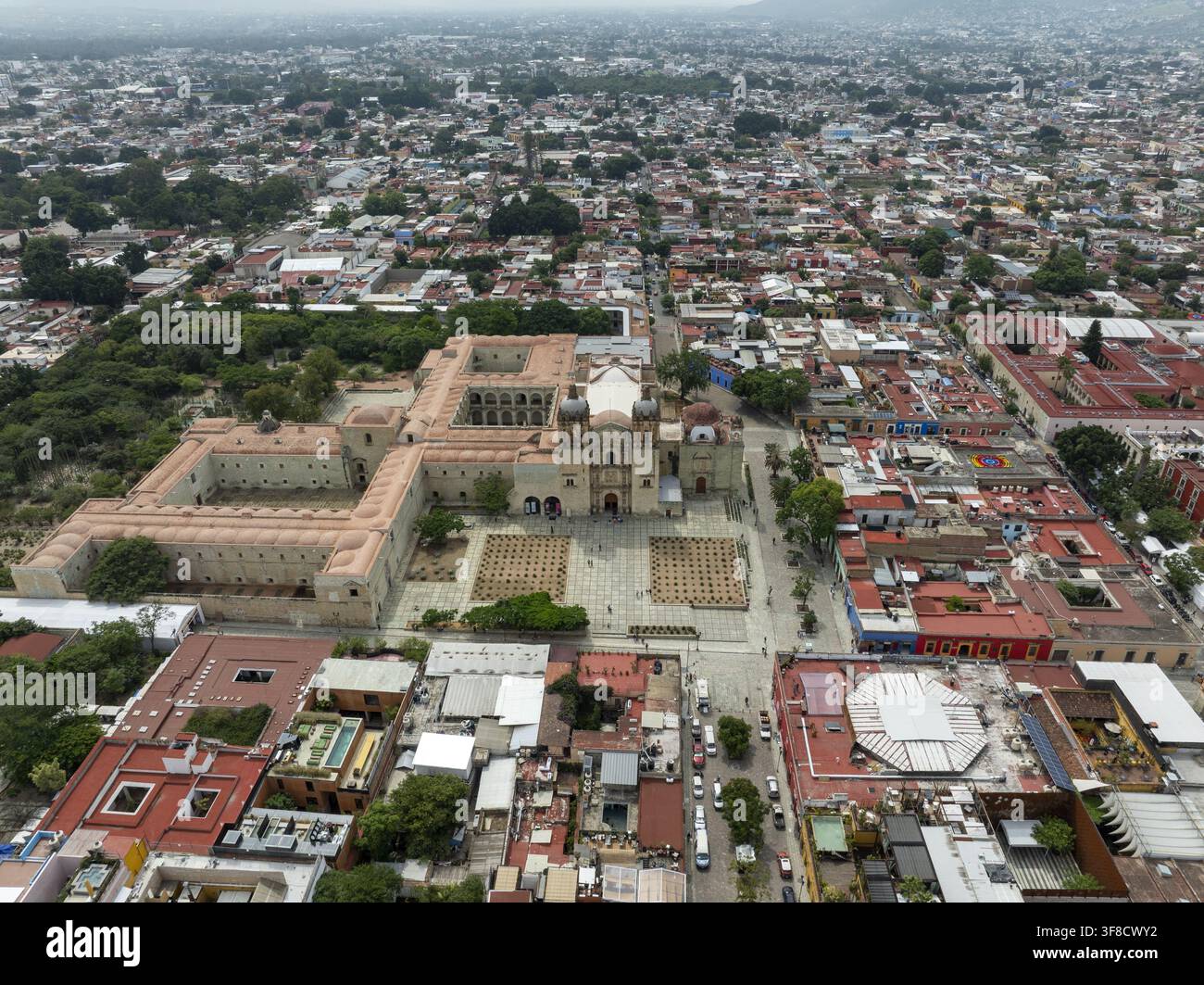 Vue aérienne du Templo de Santo Domingo de Guzman entouré d'architecture coloniale historique, de places en pierre et de toits urbains denses à Oaxaca de Jua Banque D'Images