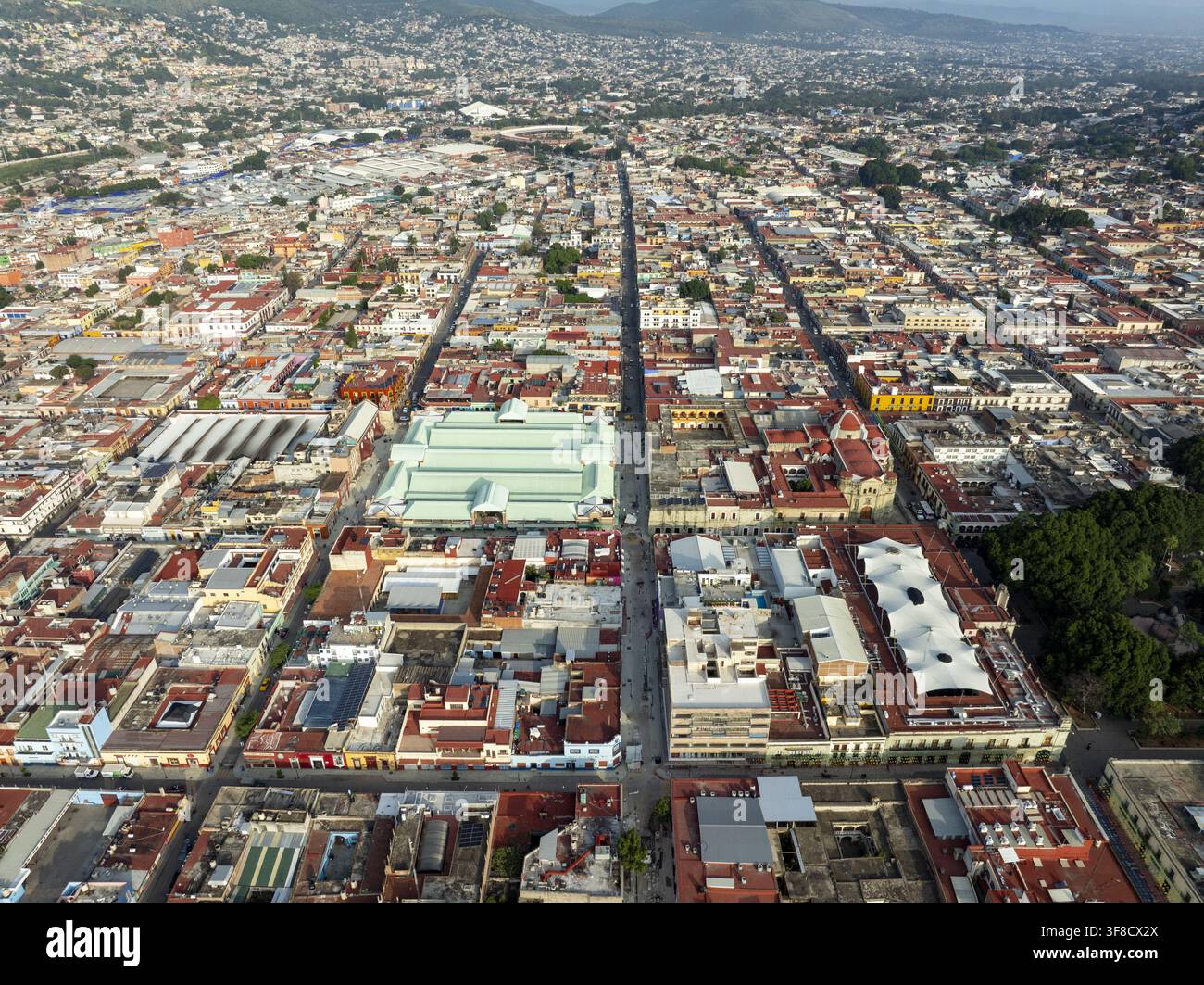 Vue aérienne du centre historique de Oaxaca de Juarez, mettant en vedette une architecture coloniale, des toits aux tuiles rouges et la zone du marché central à Oaxac Banque D'Images