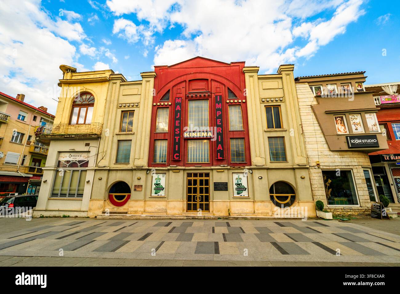 Kinema Majestik, monument culturel historique inauguré le 25 décembre 1927. Situé sur Bulevardi Republika, il représente l’un des premiers et des plus célèbres théâtres de cinéma spécialement construits en Albanie, reflétant l’héritage artistique riche de la ville – Korce, Albanie Banque D'Images