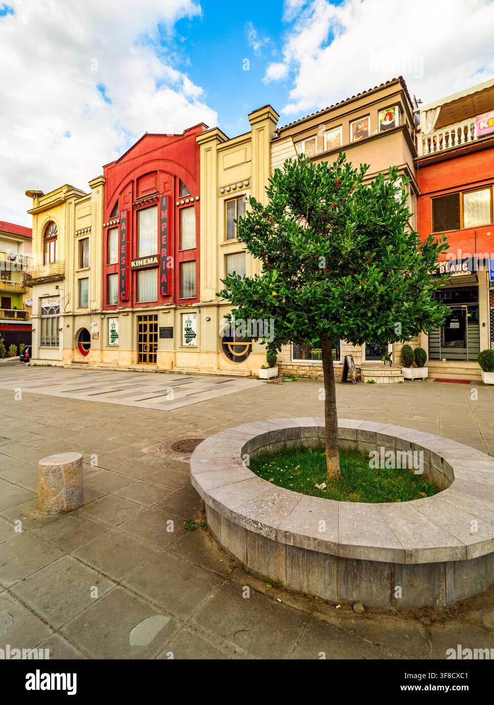 Kinema Majestik, monument culturel historique inauguré le 25 décembre 1927. Situé sur Bulevardi Republika, il représente l’un des premiers et des plus célèbres théâtres de cinéma spécialement construits en Albanie, reflétant l’héritage artistique riche de la ville – Korce, Albanie Banque D'Images