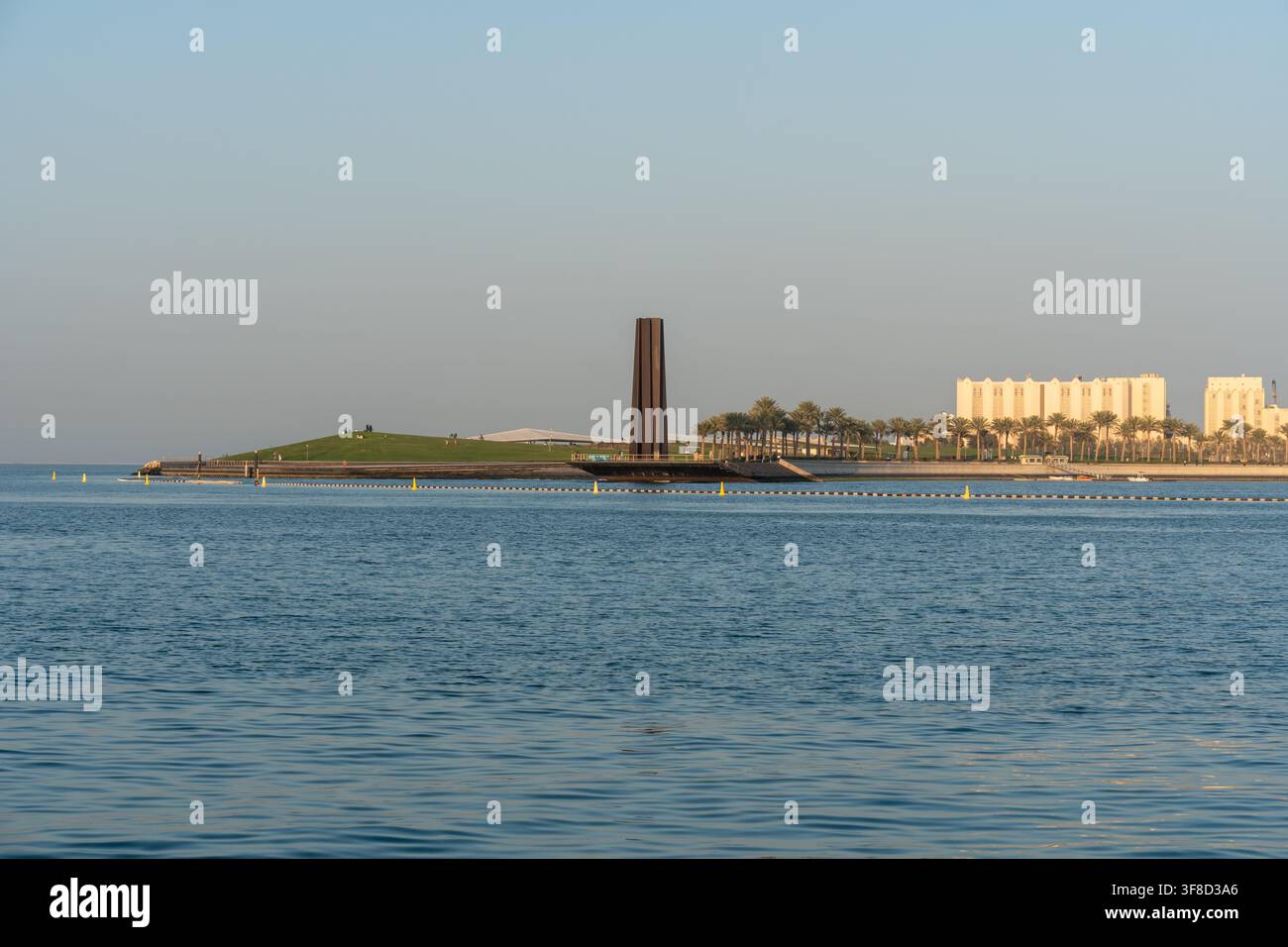 Doha, Qatar - 14 février 2026 : L’emblématique sculpture monumentale en acier de 7 de Richard Serra se dresse dans le parc du Musée d’Art Islamique. Banque D'Images