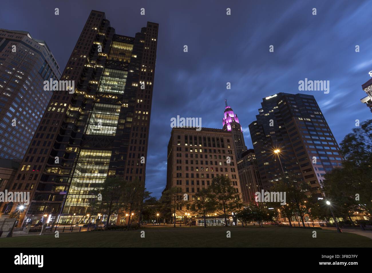 Vue de la skyline illuminée de Columbus la nuit, mettant en vedette la tour historique LeVeque et les gratte-ciel modernes sous un ciel bleu profond au crépuscule à Colum Banque D'Images