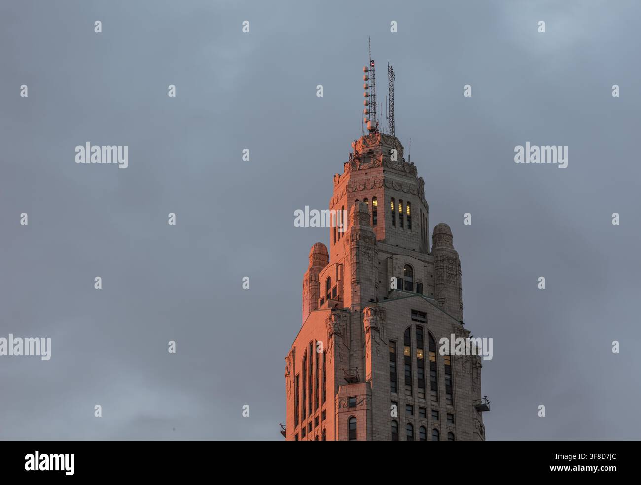 Vue de la tour historique Art Deco LeVeque illuminée par la lumière dorée de l'heure dorée contre un ciel nuageux à Columbus, Ohio, États-Unis. Banque D'Images