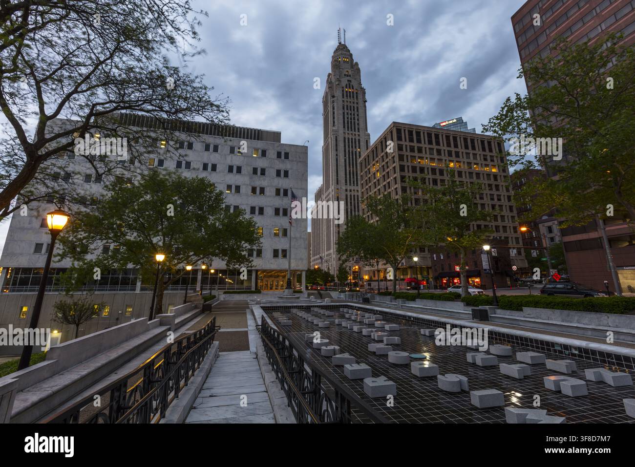 Vue de la tour historique LeVeque s'élevant au-dessus d'une fontaine moderne et d'un paysage urbain au crépuscule dans le centre-ville de Columbus, Ohio, États-Unis. Banque D'Images