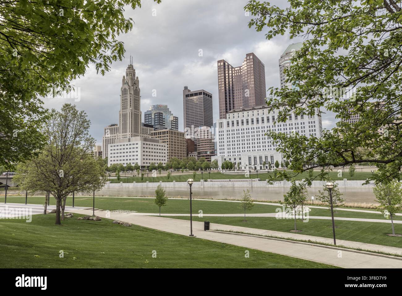 Vue sur la skyline de Columbus mettant en vedette la tour historique LeVeque et les bâtiments de bureaux modernes s'élevant au-dessus du parc de la rivière Scioto avec des pelouses vertes à C Banque D'Images