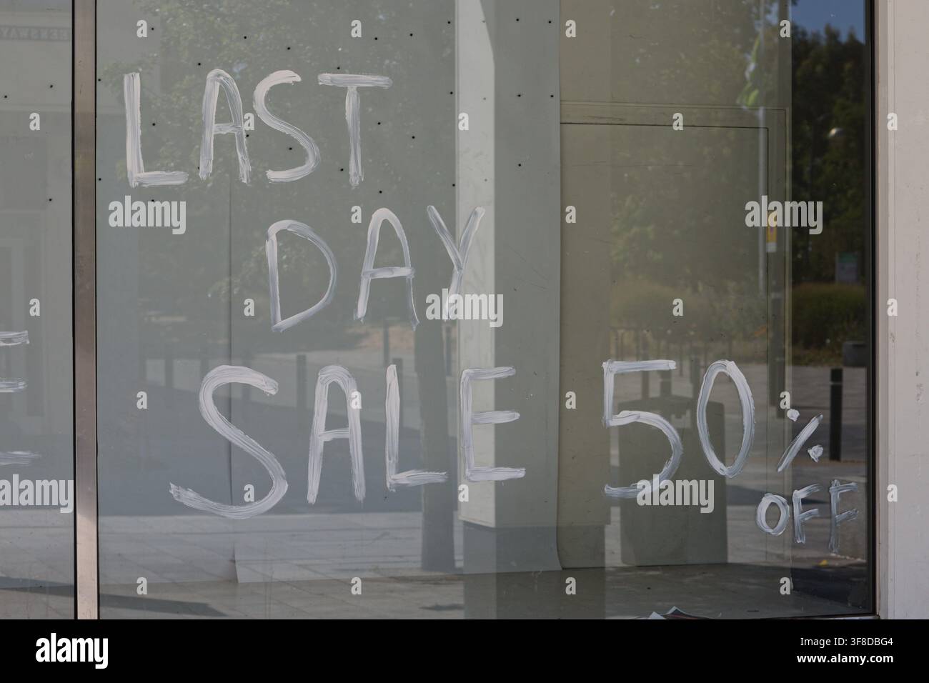 Dernier jour des soldes 50 % de réduction. Comme vu dans une vitrine. Prix réduits mais dépêchez-vous, cela se termine demain. Banque D'Images