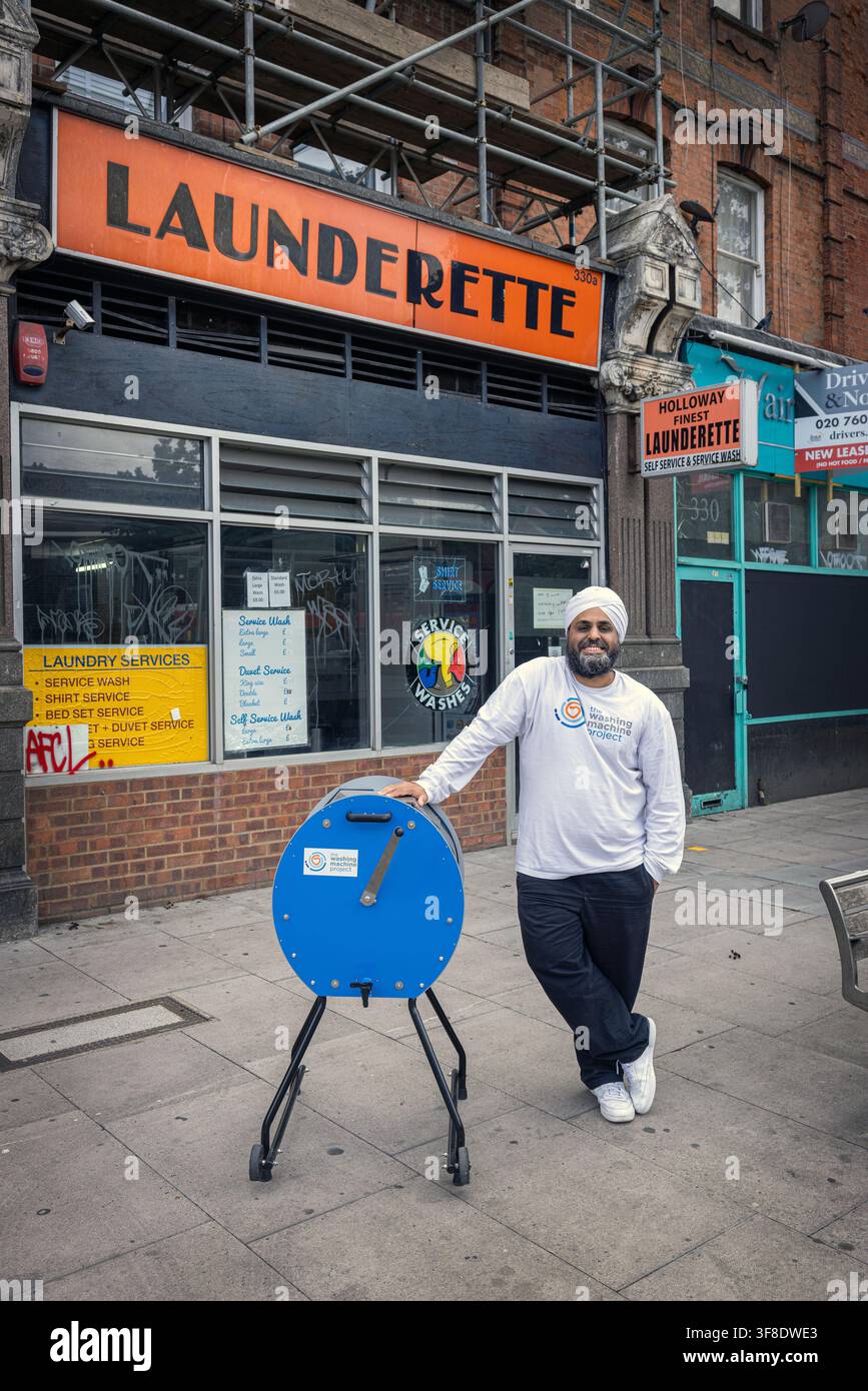 Dr. Navjot Sawhney, fondateur du projet The Washing Machine Project, pose avec sa machine à laver 'Divya' fonctionnant manuellement et hors réseau dans le nord de Londres, Royaume-Uni. Banque D'Images