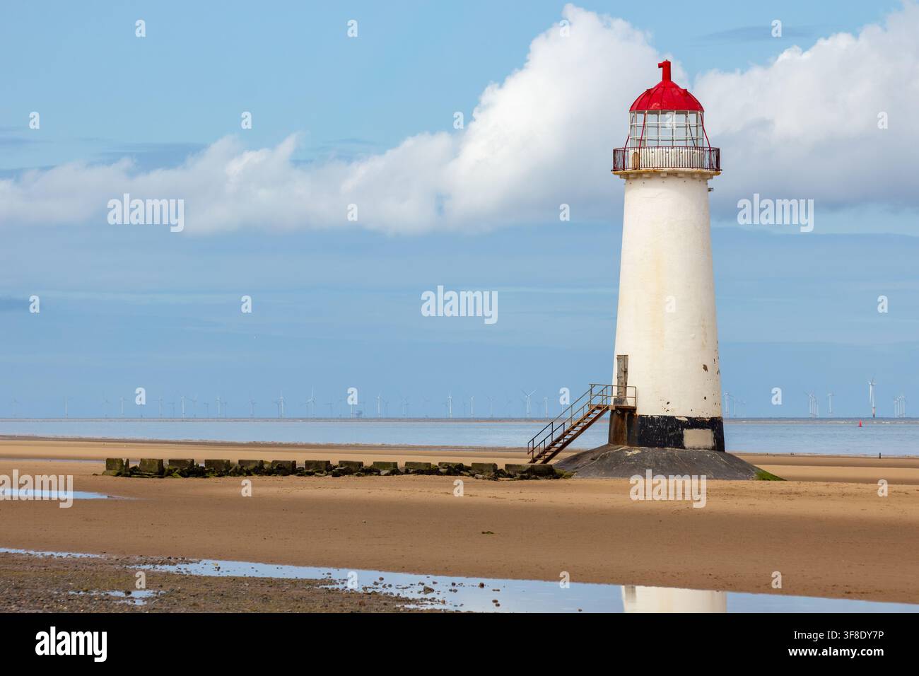 Phare de Point of Ayr dressé sur la plage de sable de Talacre Beach, au Pays de Galles Banque D'Images