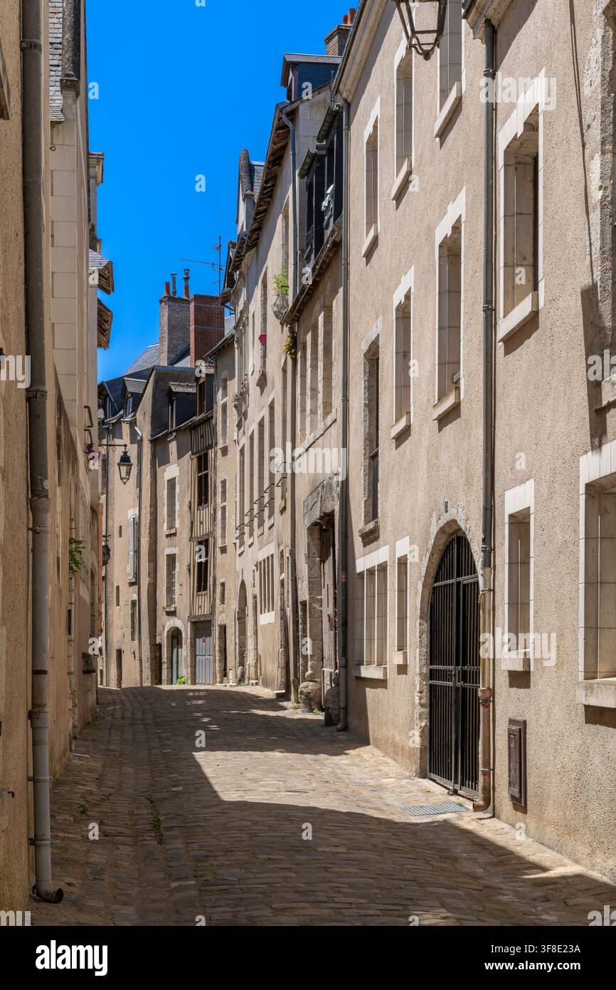 Des ruelles calmes et envoûtantes serpentent entre de vieilles maisons en pierre dans l'historique Blois, en France, vous invitant à vous promener et à découvrir ce qui se cache à chaque virage. Banque D'Images