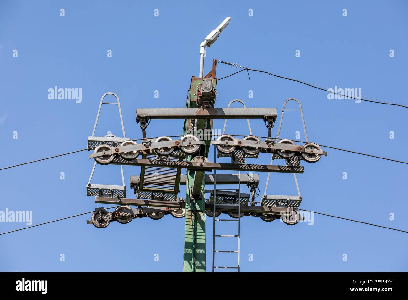 Support mécanique de téléphérique avec roues, câbles et structure métallique en plein air Banque D'Images