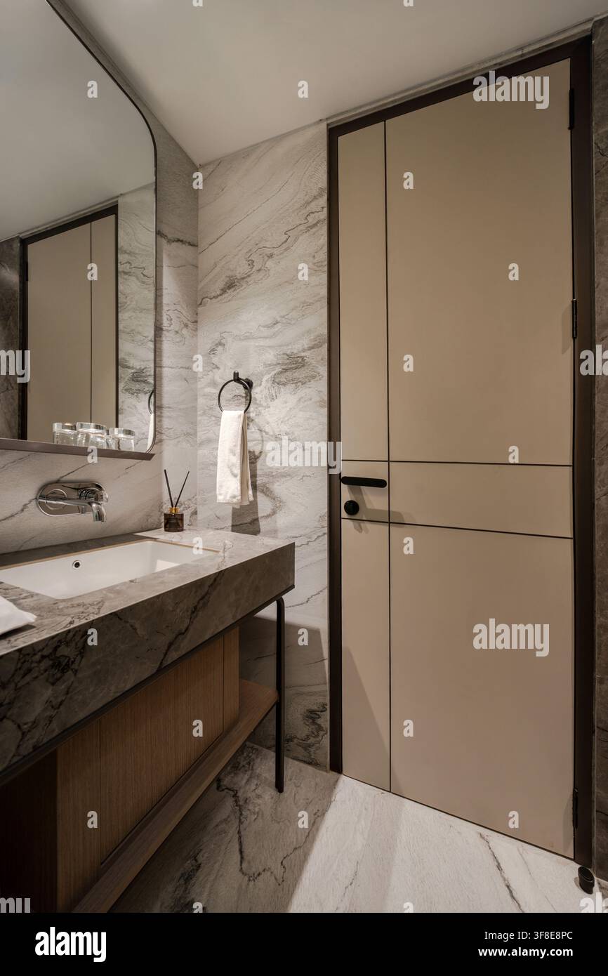 Porte de salle de bain moderne et design d'intérieur avec lavabo en marbre dans une maison ou un hôtel de luxe. Banque D'Images