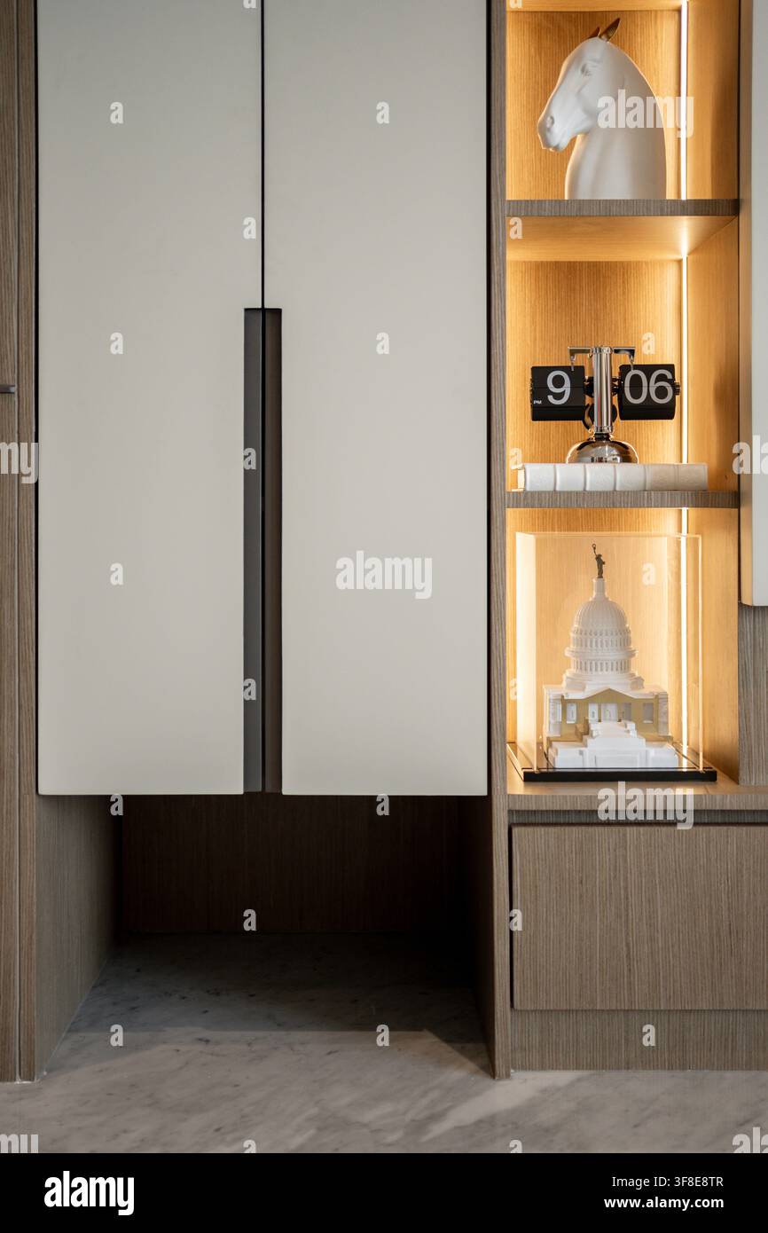 Étagère de placard en bois intégrée moderne présentant une décoration d'intérieur élégante et un modèle architectural. Banque D'Images