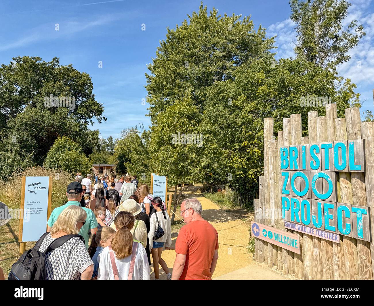Bristol, Angleterre, Royaume-Uni - 3 août 2026 : File d'attente à l'entrée du Bristol Zoo Project à l'heure d'ouverture Banque D'Images