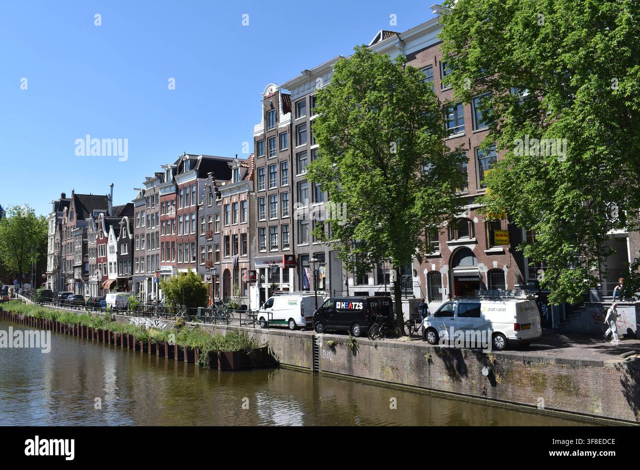 Amsterdam, Pays-Bas – 19 mai 2025 : canal et maisons historiques à Amsterdam Banque D'Images