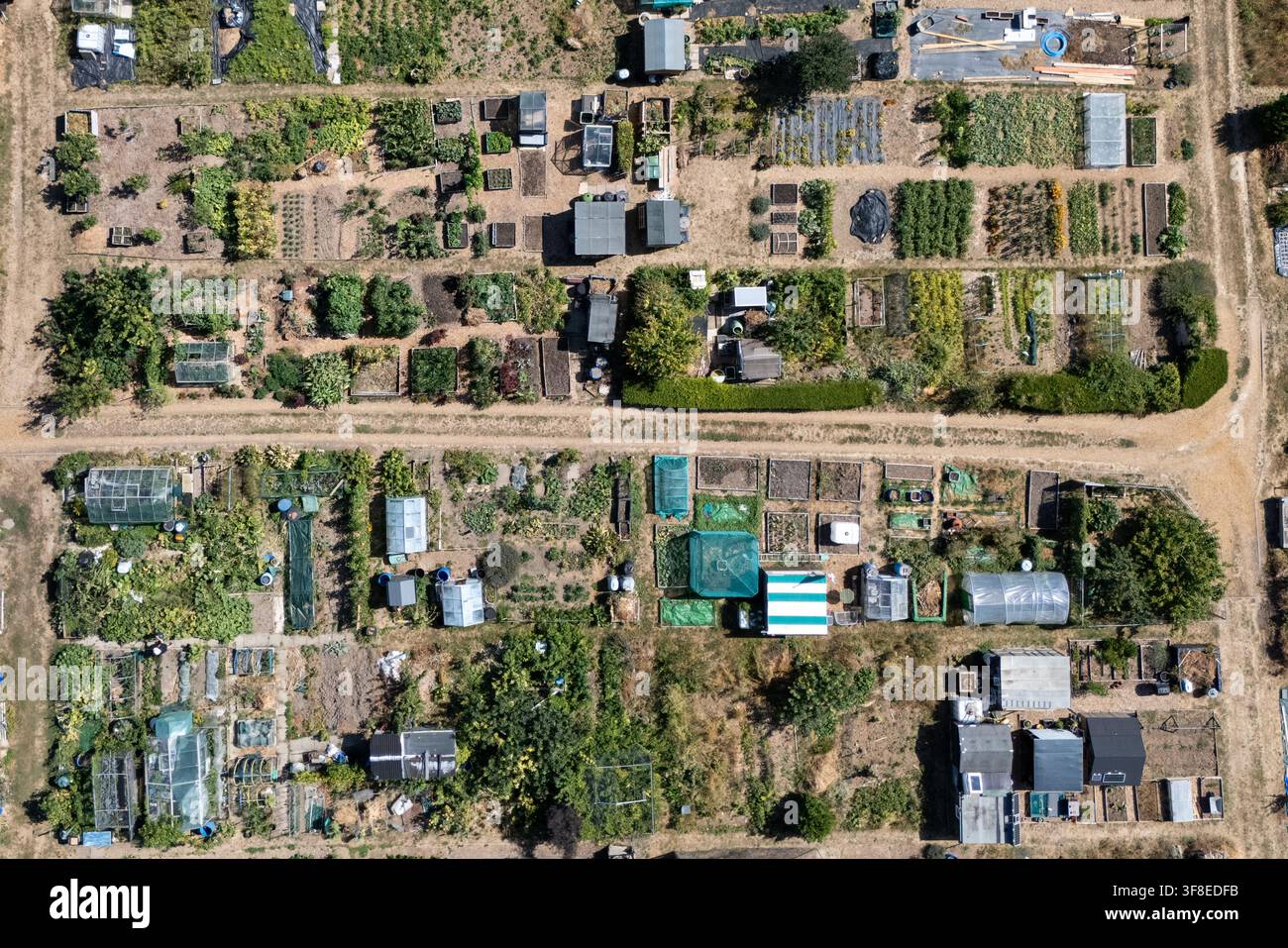 Une vue aérienne des jardins de Basingstoke, dans le Hampshire. Certaines parties du Royaume-Uni pourraient être sur le point de griller à 38°C alors que certaines zones font face à la cinquième vague de chaleur de l'été. Près des trois quarts de l'Angleterre et tout le Pays de Galles sont en sécheresse, après un juillet sec record et un début très sec d'août combinés à des températures élevées ont mis la pression sur les ressources en eau. Date de la photo : mercredi 12 août 2026. Banque D'Images