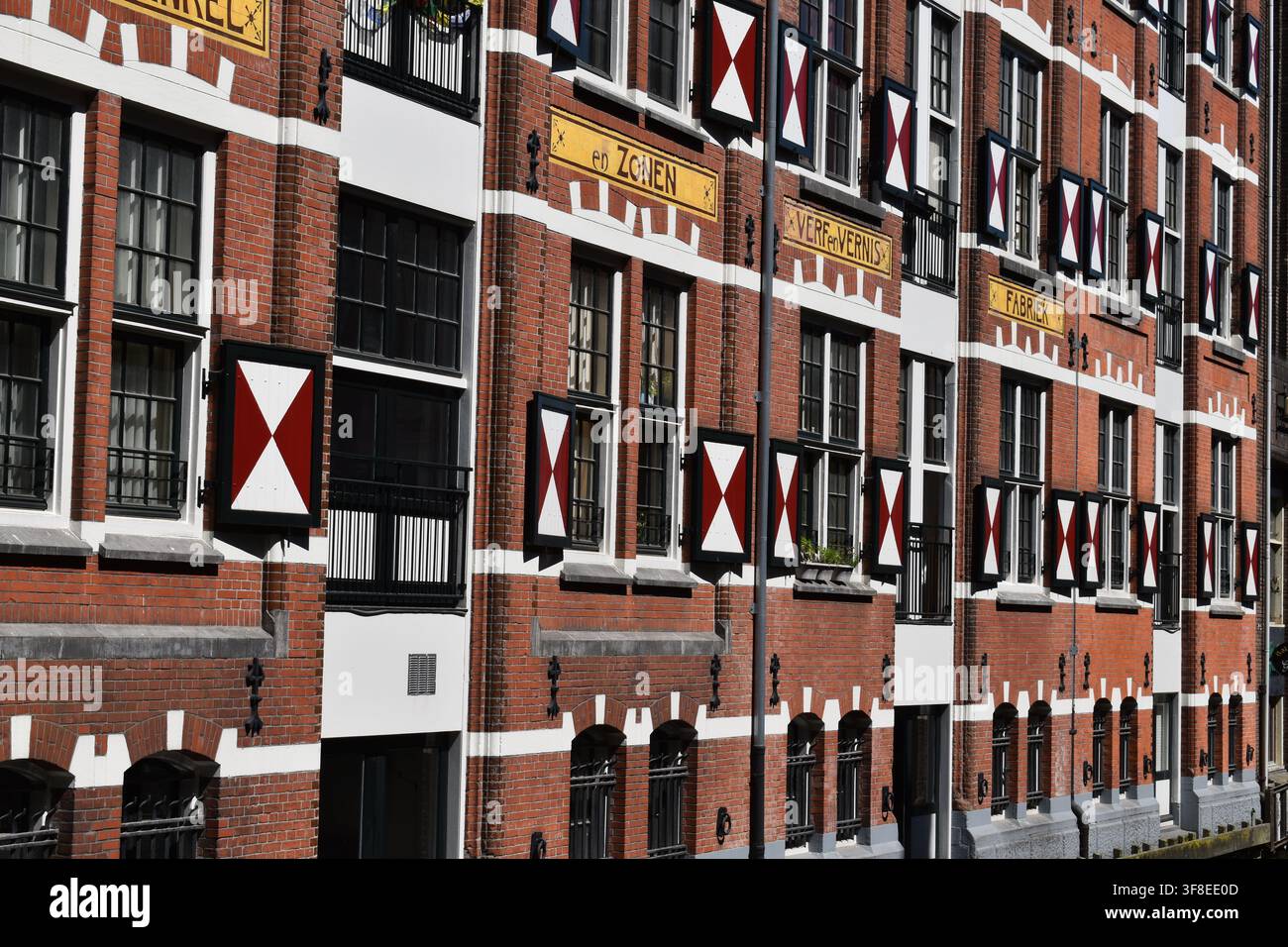 Amsterdam, Pays-Bas - 19 mai 2025 : gros plan, la façade d'un bâtiment historique du canal à Amsterdam Banque D'Images