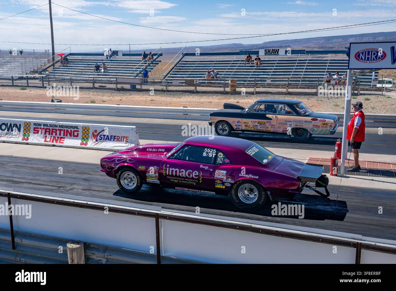 Une Chevrolet Camaro de 1967 fait un wheelie au départ d'une course de dragsters. Western Colorado Dragway, Grand Junction, Colorado. Banque D'Images