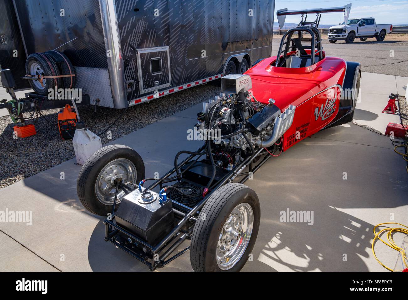 Un dragster à moteur avant dans la zone des stands du Western Colorado Raceway, Grand Junction, Colorado. Banque D'Images